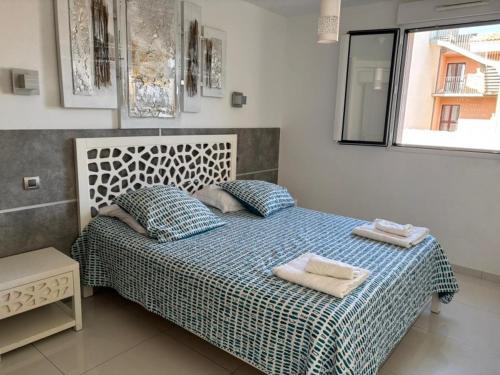 a bedroom with a bed with two towels on it at Casa di a Murza vue citadelle Rdc in Calvi