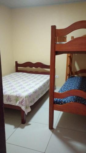 a bedroom with two bunk beds in a room at Aconchego em Peroba in Maragogi