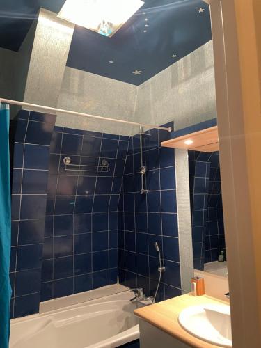 un bagno con vasca e lavandino di le ROYAT a Royat