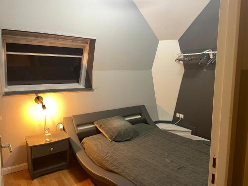 una piccola camera da letto con un letto e una finestra di le ROYAT a Royat
