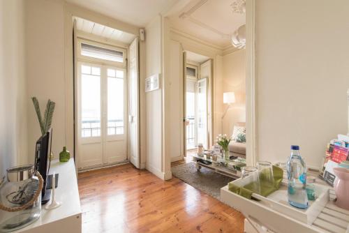 uma sala de estar com um espelho grande e piso em madeira em Lisbon Apartment Bairro Alto 1 em Lisboa