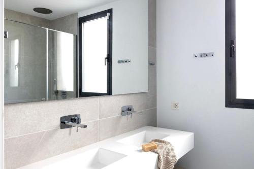 Grand Hideout, Artola Homes
