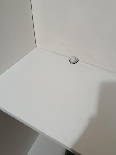 eine Decke mit einer Schraube mitten im Raum in der Unterkunft Dan in Cotia