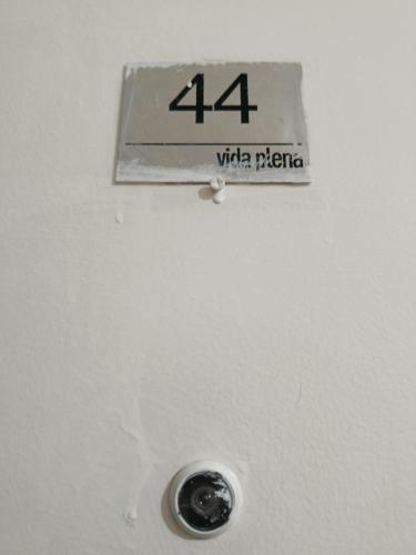 ein Badezimmerwaschbecken mit einem darauf in der Unterkunft Dan in Cotia