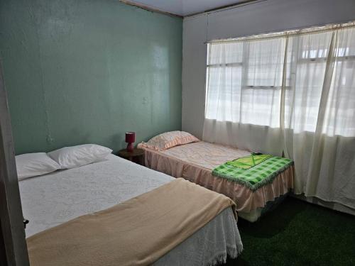 Giường trong phòng chung tại Family home in a very quiet place