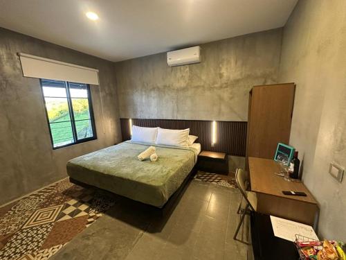 una camera da letto con un letto con un animale di peluche sopra di Eco Hotel La Colina Mirador Con aire acondicionado a Quimbaya
