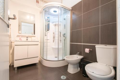 W łazience znajduje się prysznic, toaleta i umywalka. w obiekcie Lisbon Apartment Bairro Alto - Bica 3 w Lizbonie