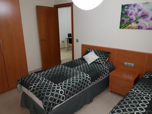 - une chambre avec 2 lits et un miroir dans l'établissement Apartment in Marina Rey Complex, à Vera
