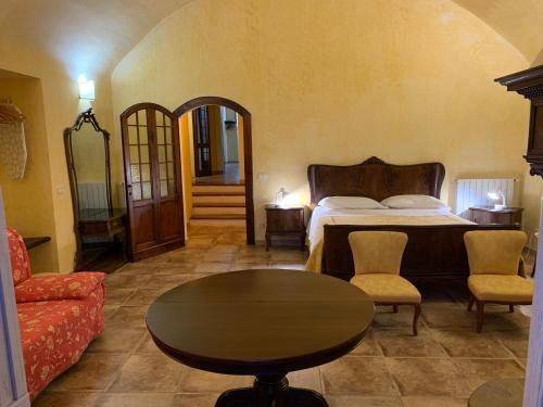 ein Schlafzimmer mit einem Bett, einem Tisch und einer Couch in der Unterkunft Monte Cavallo in Assisi