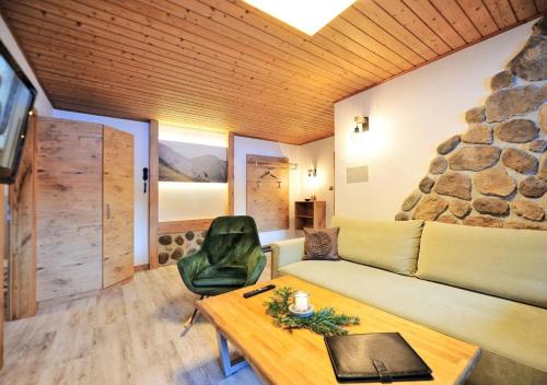 un soggiorno con un divano e un tavolo di Appartements & Chalets Wiesenruh a Bichlbach