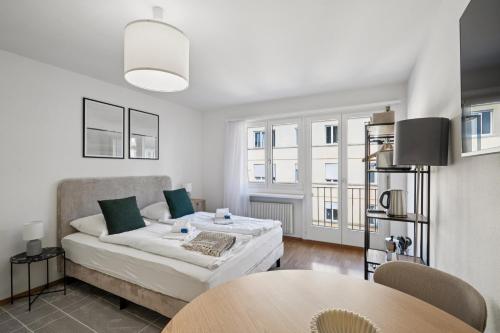 Executive Studio - Crown 12