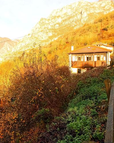 una casa sul fianco di una collina con una montagna di Casa Rural Ribota! a Ribota