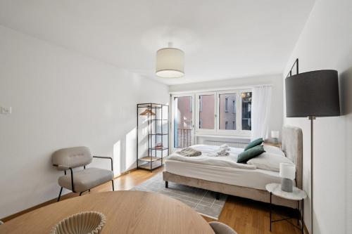 una camera da letto con un letto, un tavolo e una sedia di City-Studio - sweet and modest - Crown 14 a Zurigo