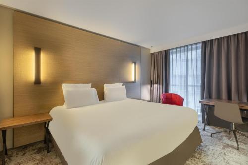 En eller flere senge i et værelse på Radisson Blu CDG Airport Terminal Hotel, Paris