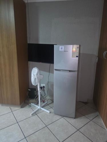 un frigorifero bianco in una cucina con ventola di The Good Samaritan 3 a Witbank
