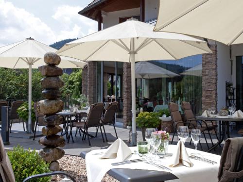 een restaurant met tafels en parasols op een patio bij Gasthaus Linde in Hofstetten
