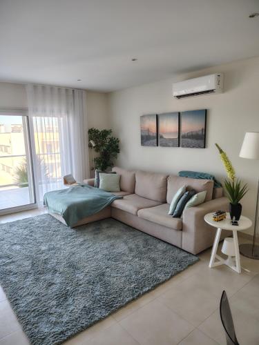 Prostor za sedenje u objektu Gino´s House