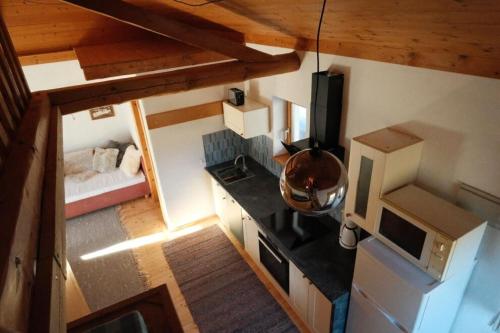 een keuken in een tiny house bij Pension Christoph in Kramsach