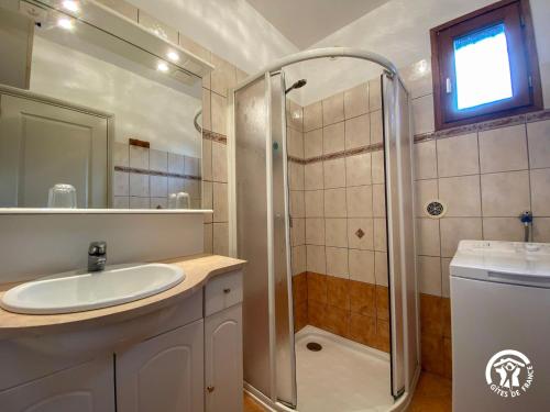 a bathroom with a sink and a shower at Gîte du Cassan in Sénergues