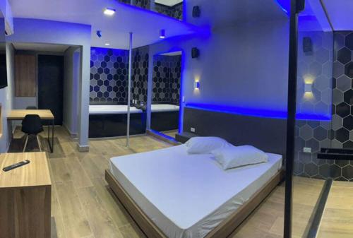 a bedroom with a large bed in a room at Motel Desert-Inn in Valinhos