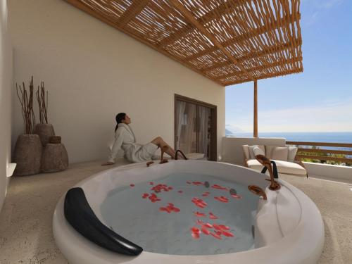 卡利诺岛Spongia Apartments Kalymnos的坐在浴缸间的女人