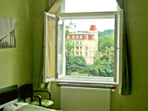 una finestra con vista su un grande edificio di Apartment Fairy Tale a Karlovy Vary