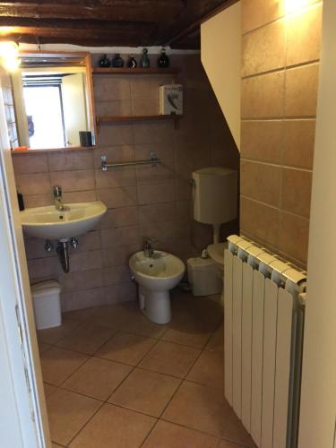 bagno con lavandino e servizi igienici di Al pozzo Apartment a Venezia