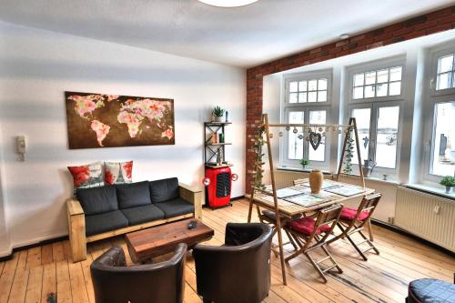 een woonkamer met een bank en een tafel bij Altstadtblick Altenburg in Altenburg