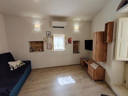 un soggiorno con un divano e una TV di Appartamento alla Immacolata Noto Centro Storico a Noto