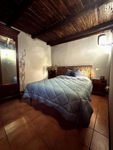 ein Schlafzimmer mit einem großen Bett in einem Zimmer in der Unterkunft Saint Anthony in Eggi
