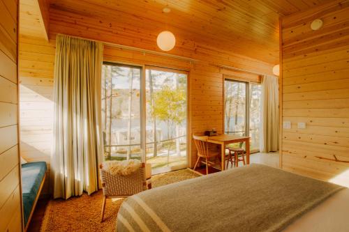 North EgremontProspect Berkshires的带床、书桌和窗户的卧室