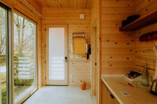 North EgremontProspect Berkshires的木屋内的厨房,带门