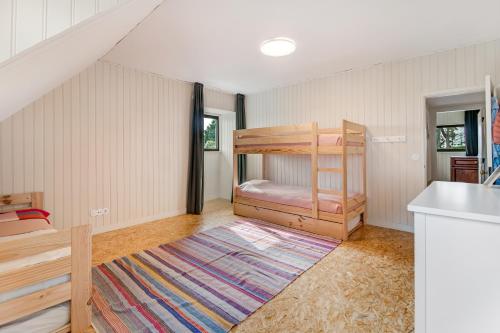a room with two bunk beds and a kitchen at Chalet da Azenhas in Colares