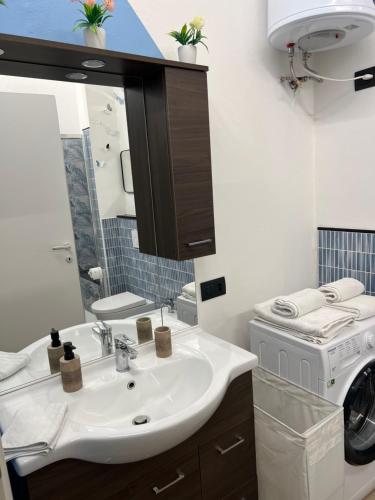 a bathroom with a sink and a washing machine at Swinburne in Genoa
