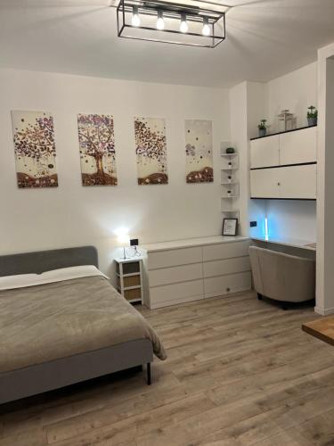 a bedroom with a bed and a bath room with a tub at Swinburne in Genoa