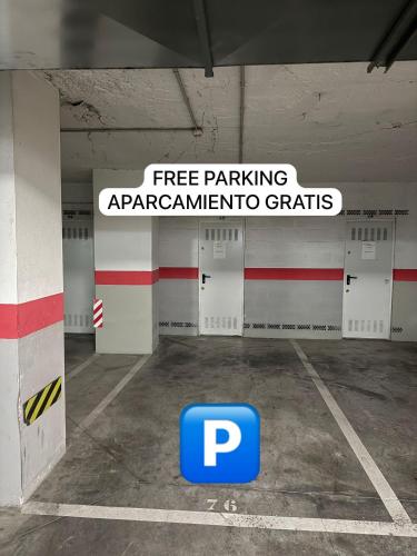 un parking souterrain vide avec un panneau indiquant « appartements de stationnement ». dans l'établissement Armengual Centro Apartments FREE PARKING By Easytrip, à Malaga