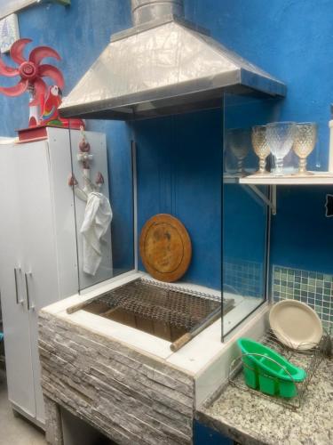 a kitchen with a counter top with a sink at Hospedagem Mandala in Ubatuba