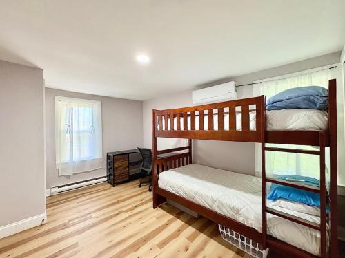 En eller flere senge i et værelse på South Kingston Serenity