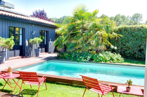 een zwembad in de achtertuin van een huis bij Chambres d'hôte Ô Bois Plage in Gujan-Mestras