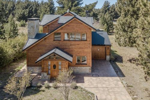 an overhead view of a wooden house with a garage at Casa en Bosque de Pinos in San Carlos de Bariloche