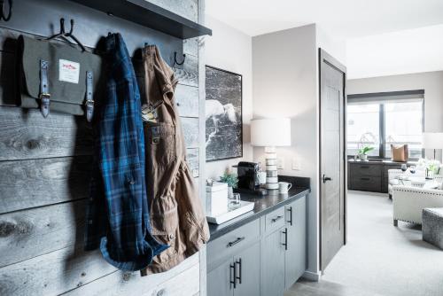 Habitación con pasillo con pared en Hotel Jackson, en Jackson