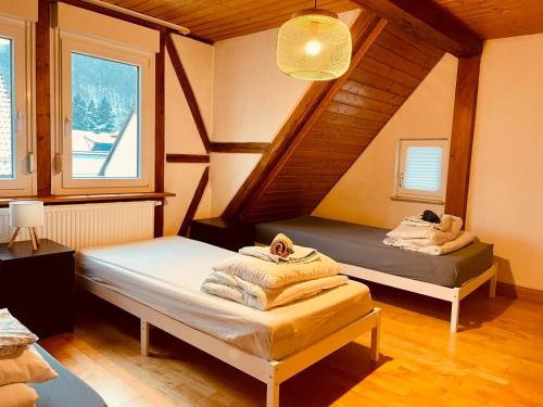 due letti in una stanza con due finestre di Odw homes - charmantes Domizil im Gorxheimertal a Kunzenbach