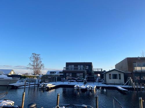 un porto turistico con un gruppo di barche in acqua di Vinkestek Verhuur a Vinkeveen