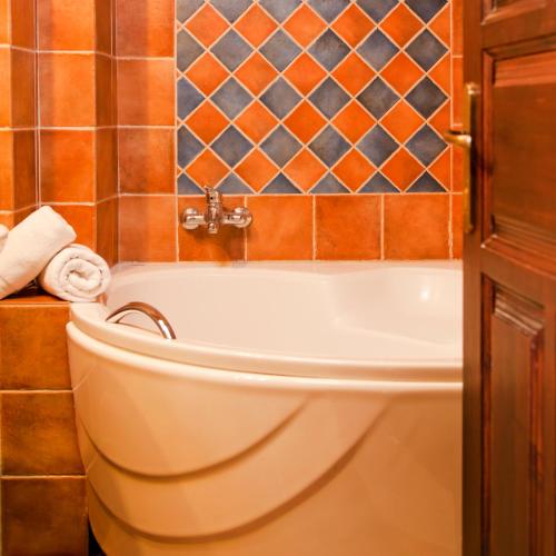 une salle de bain avec toilettes et baignoire dans l'établissement Mikri Arktos, à Elati
