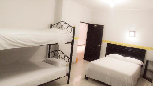 Una cama o camas en una habitación de Jer`s Hostal