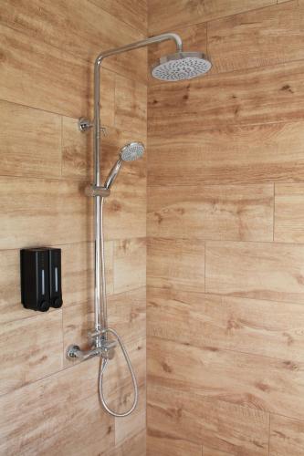 een douche met een douchekop in een badkamer bij Villa Calma in Kos-stad