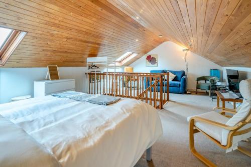 een slaapkamer met een groot bed en een houten plafond bij 5 Bed in Oxwich oc-g31916 in Oxwich