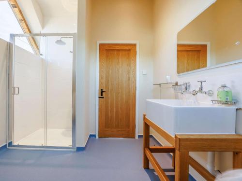 a bathroom with a sink and a shower at 1 Bed in Faringdon 88573 in Coxwell