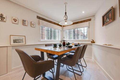 a dining room with a table and chairs at 2 Bed in Little Walsingham oc-2237 in Little Walsingham