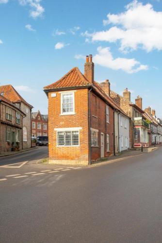 an old brick house on a street in a town at 2 Bed in Little Walsingham oc-2237 in Little Walsingham